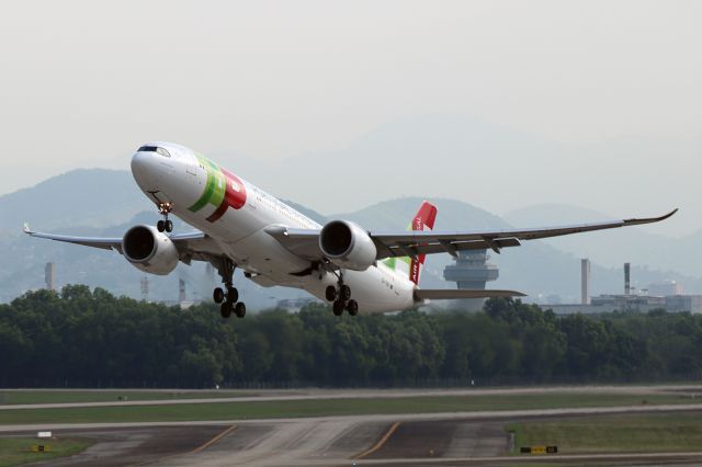 Airbus A330-300 (CS-TUD)