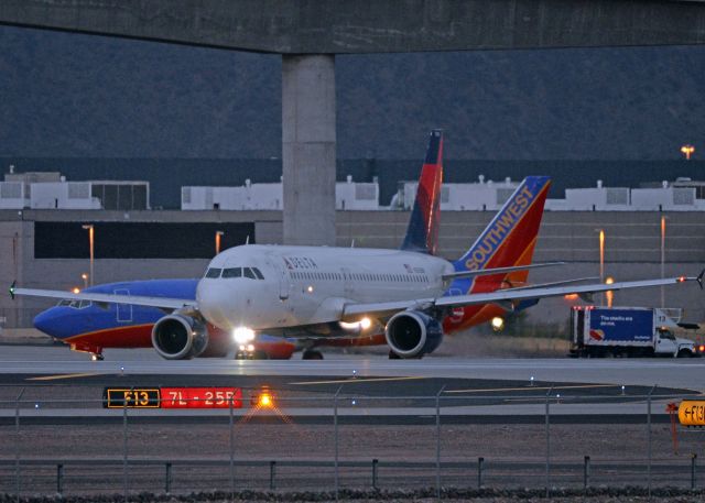 Airbus A320 (N365NW)