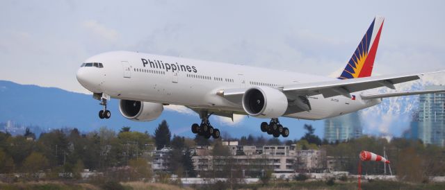 BOEING 777-300ER (RP-C7782) - Philippine Airlines Boeing 777-3F6(ER) RP-C7782 arrival at YVR from MNL