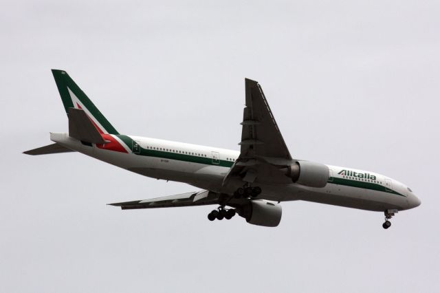 Boeing 777-200 (EI-ISD) - Alitalia B777-200 landing 15R to Logan on 8/4/20. I took this photo while on my lunch break. Aircraft fly right over my work place when they land on 15R. 