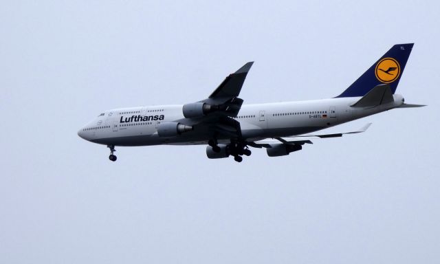 Boeing 747-400 (D-ABTL) - On final is this 2002 Lufthansa Boeing 747-430 in the Autumn of 2019.