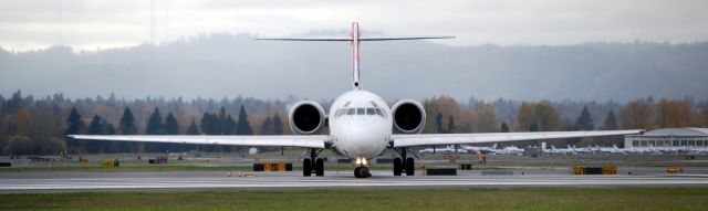 McDonnell Douglas MD-90 (N915DN)