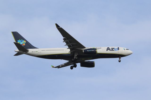 Airbus A330-200 (PR-AIX) - Orlando (MCO). Azul Linhas Aereas flight AD8706 arriving from Viracopos/Campinas International Airport (VCP) on final approach to runway 17L.  br /br /Taken from Walmart on Sth Goldenrod Rd, Nth of MCO Airport on the approach to Runway 17Lbr /2017 10 22  a rel=nofollow href=http://alphayankee.smugmug.com/https://alphayankee.smugmug.com//a