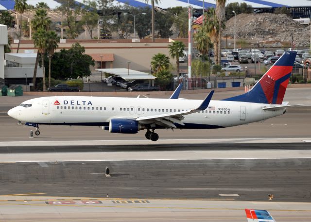 Boeing 737-800 (N385DN)