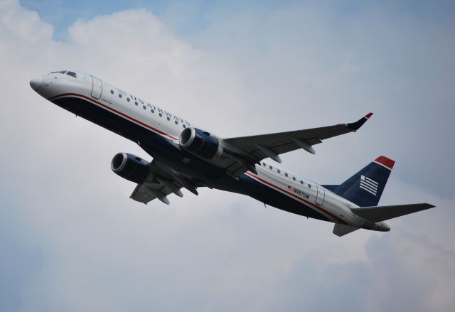 Embraer ERJ-190 (N967UW) - Departing runway 36C - 9/19/09