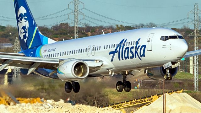 Boeing 737-800 (N527AS) - 22 approach.