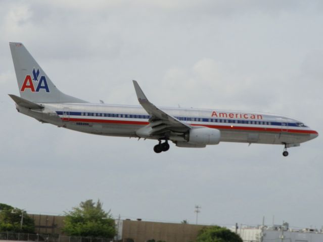 Boeing 737-800 (N884NN)
