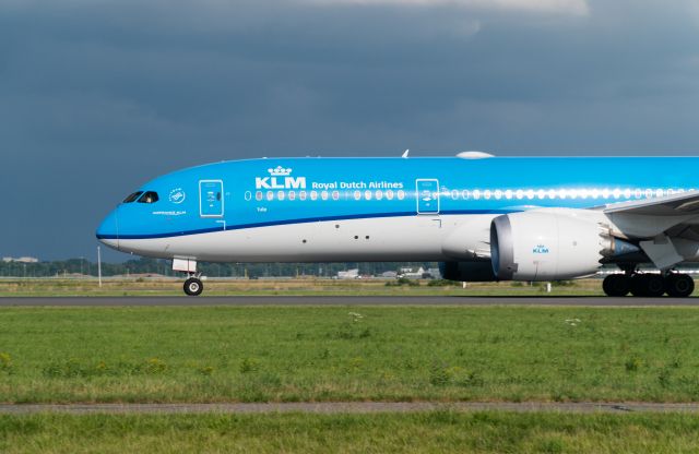 Boeing 787-9 Dreamliner (PH-BHP) - Dreamliner PH-BHP departing for Tokyo from RWY 36L of Schiphol.