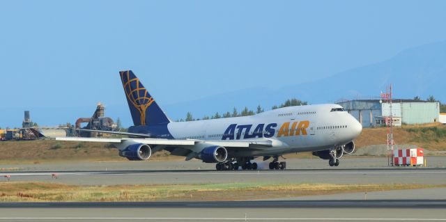 Boeing 747-400 (N464MC)