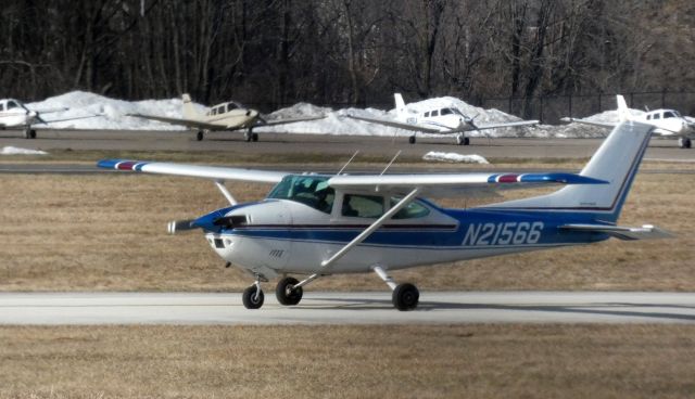 Cessna Skylane (N21566) - Taxiing for departure is this 1973 Cessna 182P Skylane in the Winter of 2021.