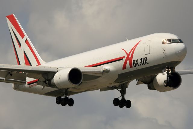 BOEING 767-200 (N750AX)