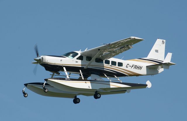 Cessna Caravan (C-FRHH) - On final to 24R in CYHU.