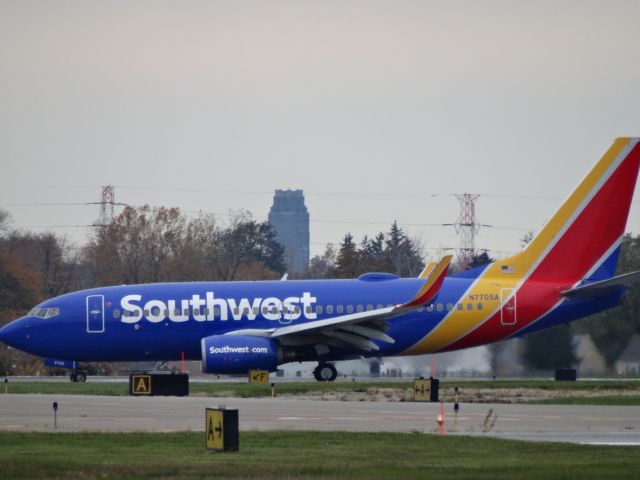 Boeing 737-700 (N7705A)