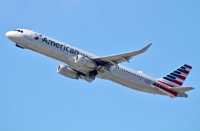 Airbus A321 (N990AU)