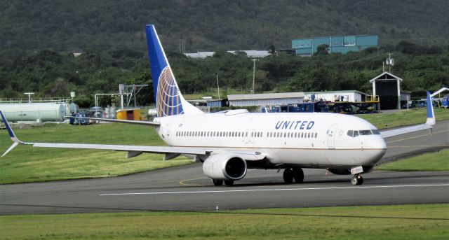 Boeing 737-800 (N38268)