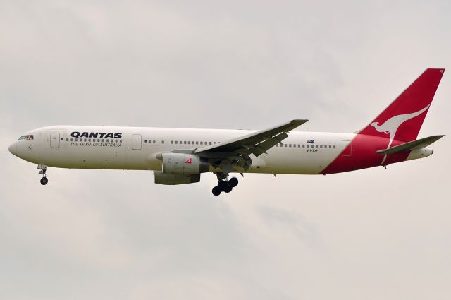 BOEING 767-300 (VH-ZXF)