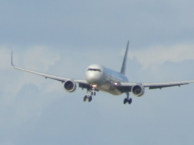 BOEING 767-300 (N418LA) - Lining up for the runway!