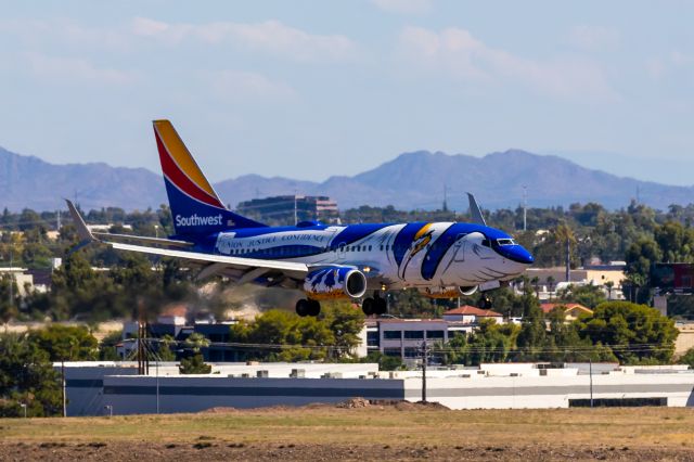 Boeing 737-700 (N946WN) - Southwest Airlines 737-700 in Louisiana One special livery landing at PHX on 9/18/22. Taken with a Canon 850D and Canon EF 70-200mm f/2.8L IS II USM lens.