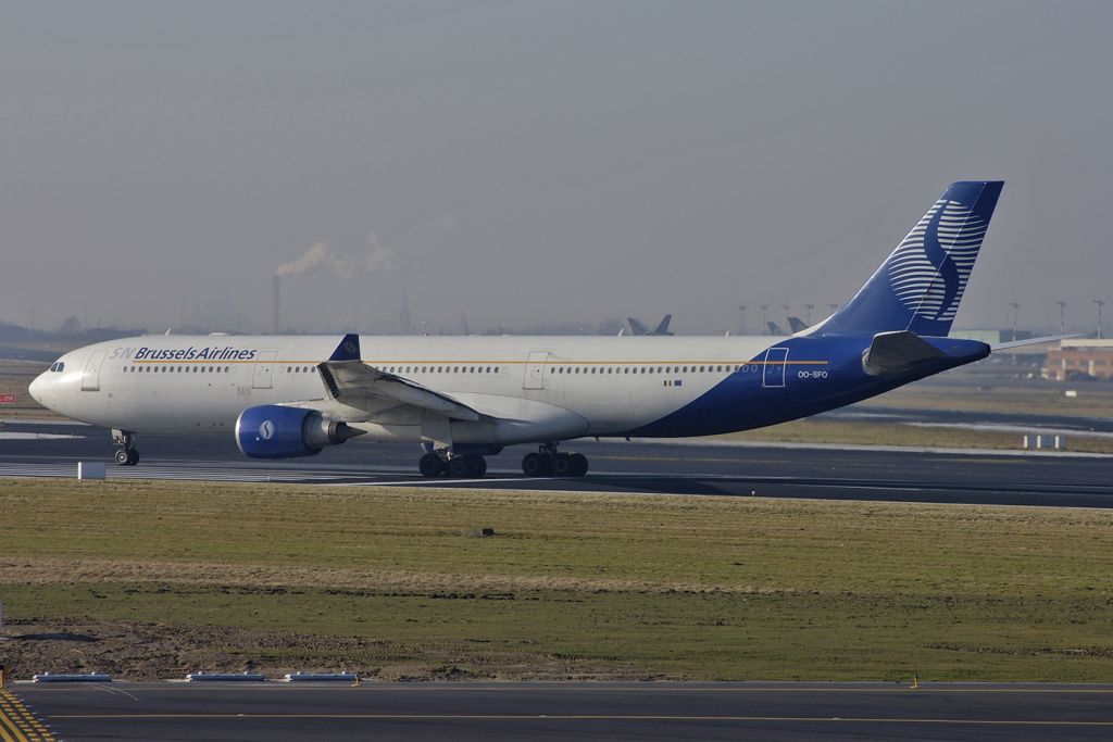Airbus A330-300 (OO-SFO) - SN Brussels Airlines - Airbus A330-301 C/N 045 - OO-SFO - take-off from runway 20 at Brussels - 2005-Jan-16.