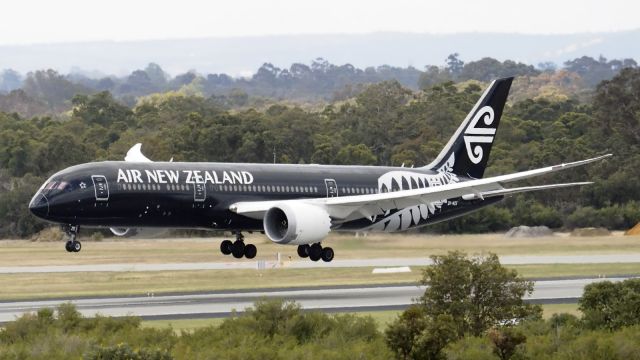 Boeing 787-9 Dreamliner (ZK-NZE) - Boeing 787-9 Air New Zealand ZK-NZE runway 24 Perth International Airport 61118.