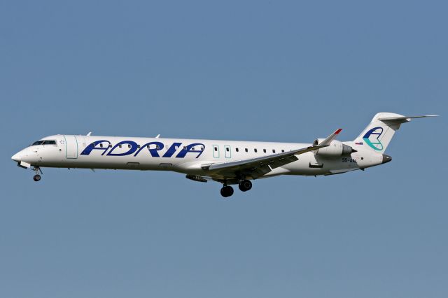 Canadair Regional Jet CRJ-900 (S5-AAL)