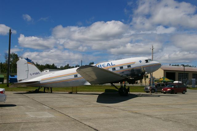 Douglas DC-3 (C-FQBC) - DC-3 en exposition pour le spectacle aérien de 2012 à CYVO.