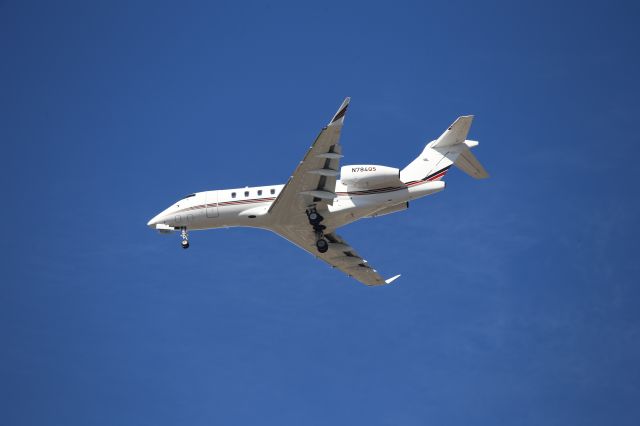 Bombardier Challenger 300 (N784QS)