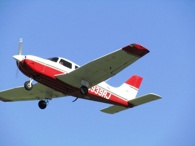 Piper Cherokee Arrow (N939RJ) - Taking off RWY 26L