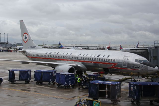 Boeing 737-800 (N951AN) - American Airlines Heritage marked B737 on a wet KORD ramp