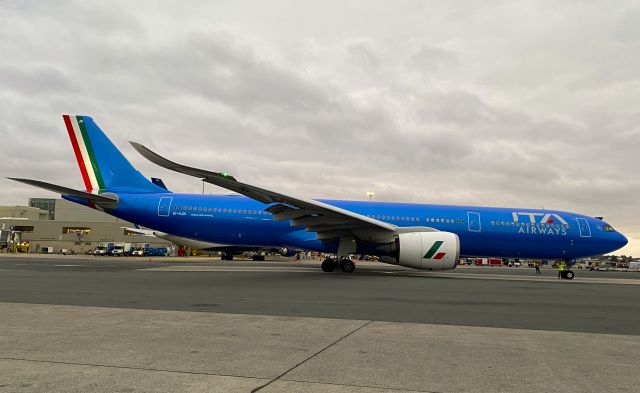 Airbus A350-900 (EI-HJN) - Non Stop to Parmigiana Land
