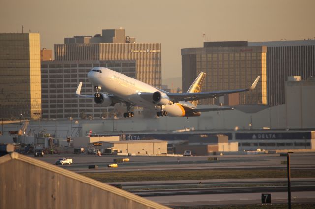 BOEING 767-300 (N317UP)