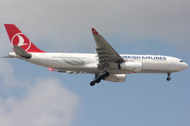 Airbus A330-200 (TC-LOM)