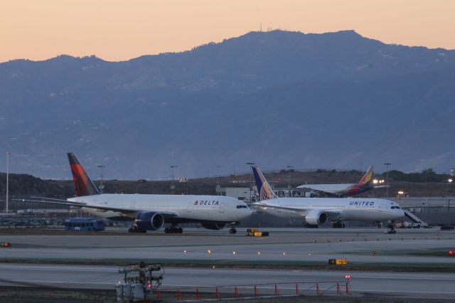 BOEING 777-200LR (N703DN)