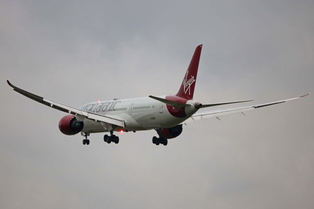 Boeing 787-9 Dreamliner (G-VAHH) - Virgin Atlantic VIR9979, a B787-9 Dreamliner, G-VAHH, c/n 37967, on short final for RWY 24R from London Heathrow (LHR / EGLL) on 30 Oct 2017.