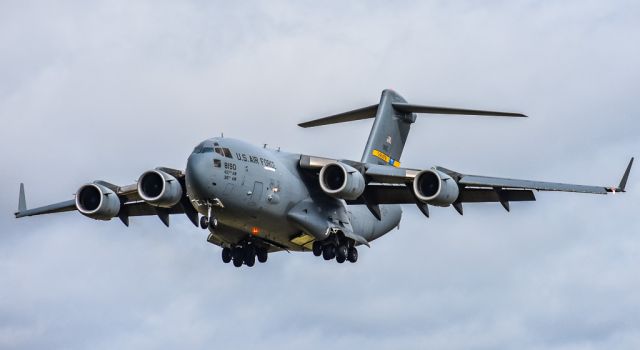 Boeing Globemaster III (98-8190) - Very rare to see C-17s at Mcghee Tyson, so lucky I caught this!