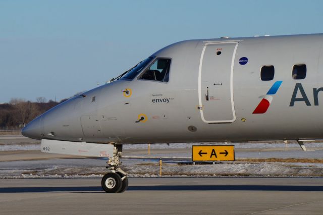 Embraer ERJ-145 (N692AE)