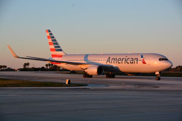 BOEING 767-200 (N344AN) - Sunset arrival from KJFK.