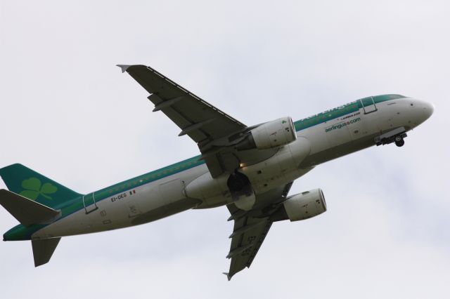 Airbus A320 (EI-DEG) - Just getting airbourne from Cork Airport EICK