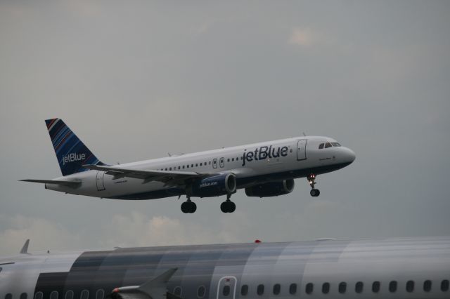 Airbus A320 (N657JB)