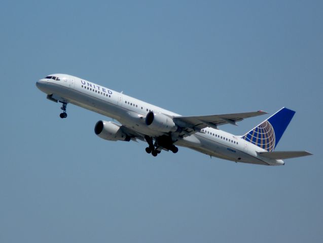 Boeing 757-200 (N556UA)