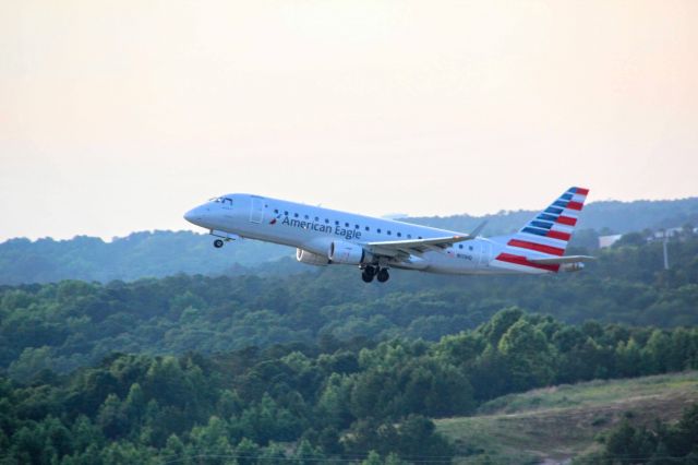 Embraer 175 (N111HQ)