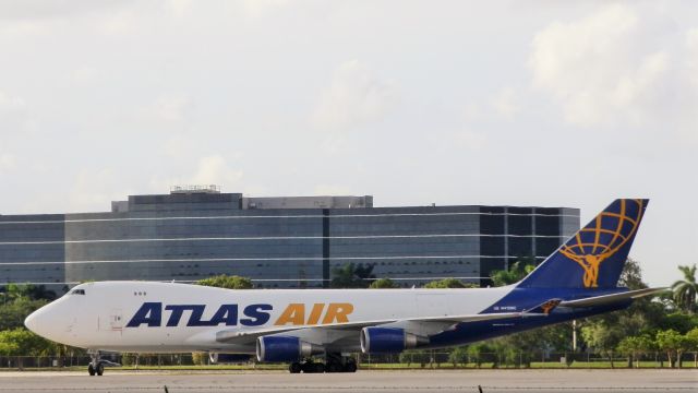 Boeing 747-400 (N415MC)