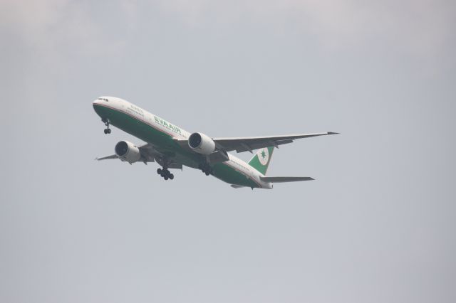 BOEING 777-300 (B-16716)