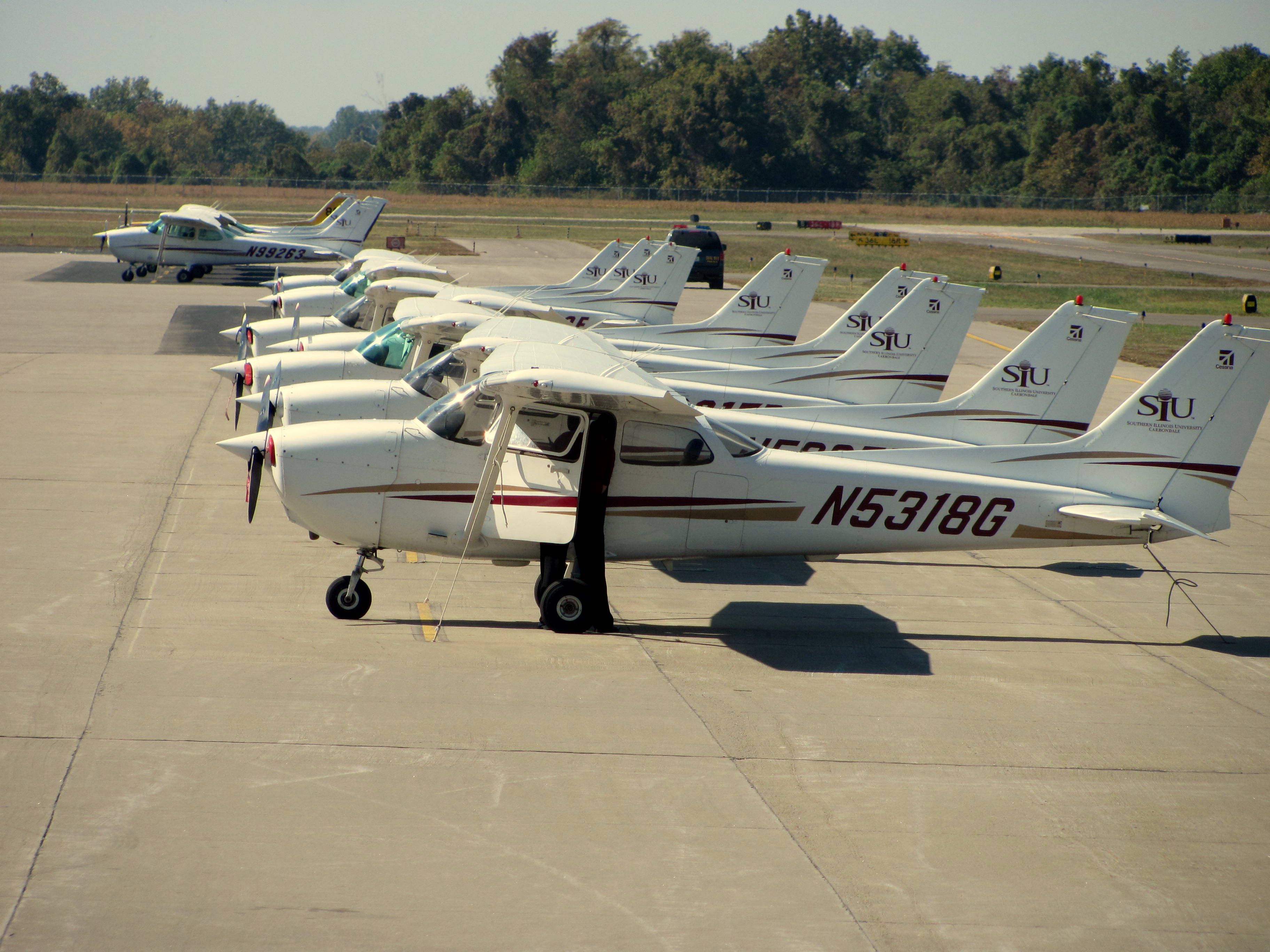 Cessna Skyhawk (N5318G) - N5318G and more SIU Cessnas lined up on the ramp.