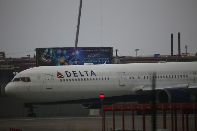BOEING 767-400 (N835MH)