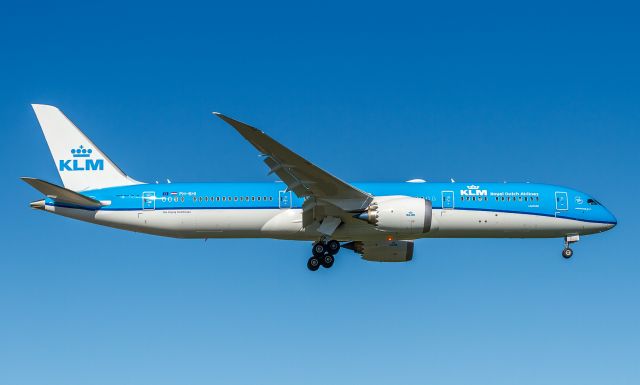 Boeing 787-9 Dreamliner (PH-BHI) - My first encounter with the brand new KLM 789s!