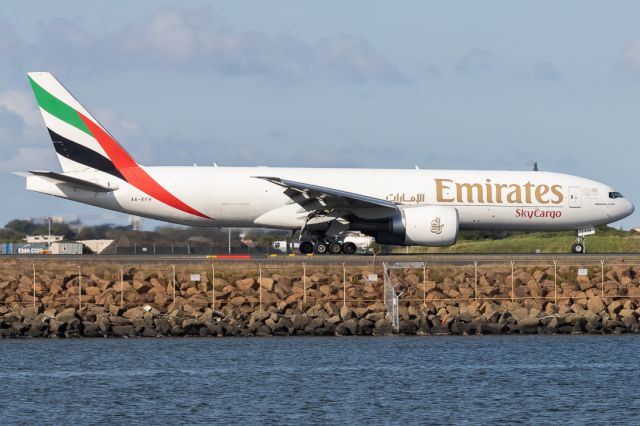 Boeing 777-200 (A6-EFH)