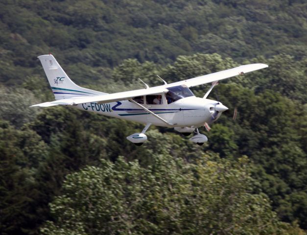 Cessna Skylane (C-FDOW) - Landing on RW26 at KDXR. RELIANT AIR has the lowest fuel price on the Danbury (KDXR)airport.