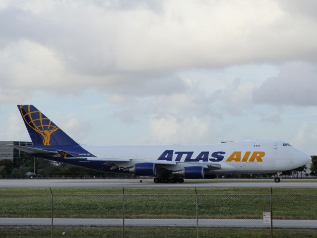 Boeing 747-400 (N497MC)