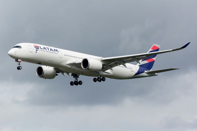 Airbus A350-900 (A7-AMD)